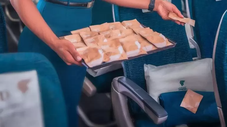 Oman Air introduit un emballage durable pour les écouteurs en vol.