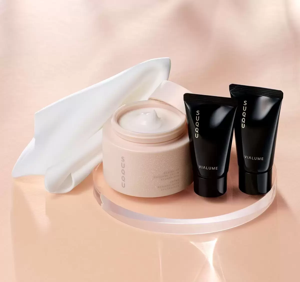 SUQQU présente un emballage en résine entièrement recyclable dans le cadre du lancement de son nouveau compact.