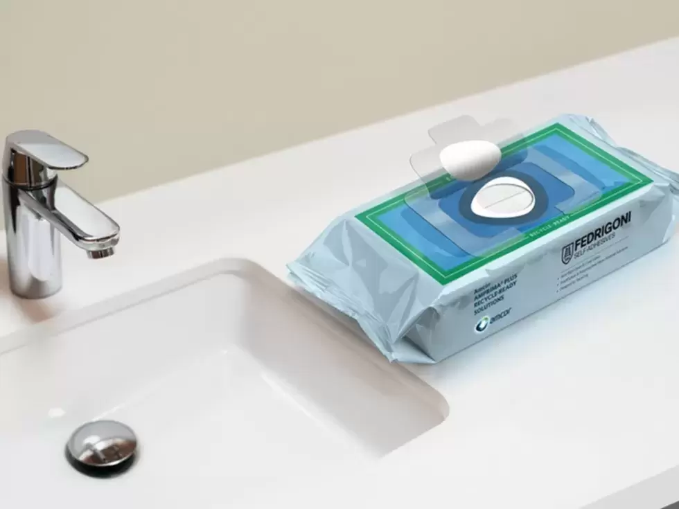 Amcor y Fedrigoni lanzan envases reciclables para toallitas húmedas.