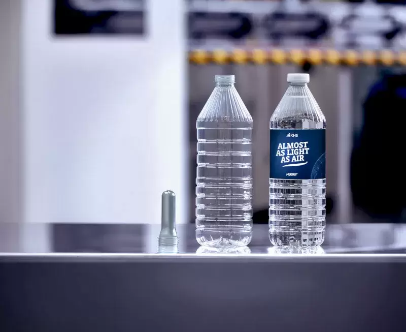 KHS y Husky lanzan una botella PET un 30% más ligera, avanzando en el envasado sostenible.