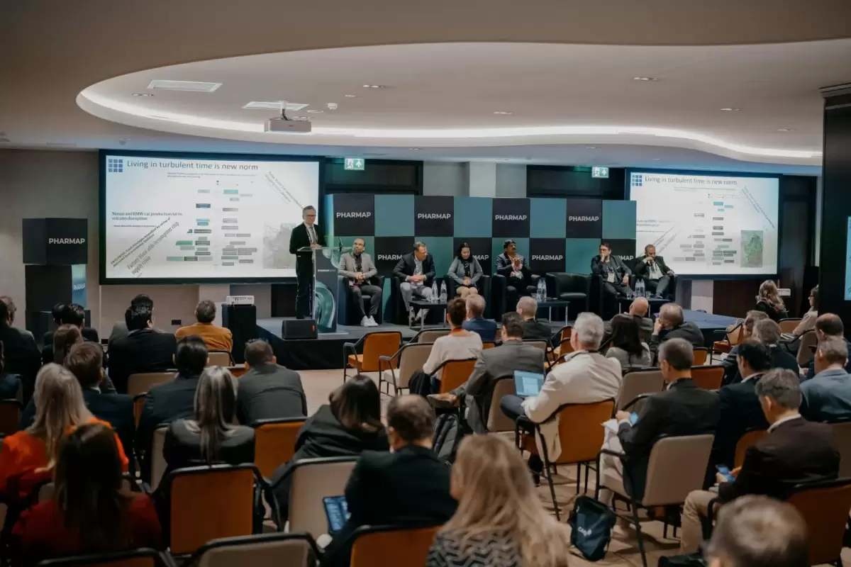 Agências governamentais e pesquisadores enfrentam desafios farmacêuticos na PHARMAP 2025.