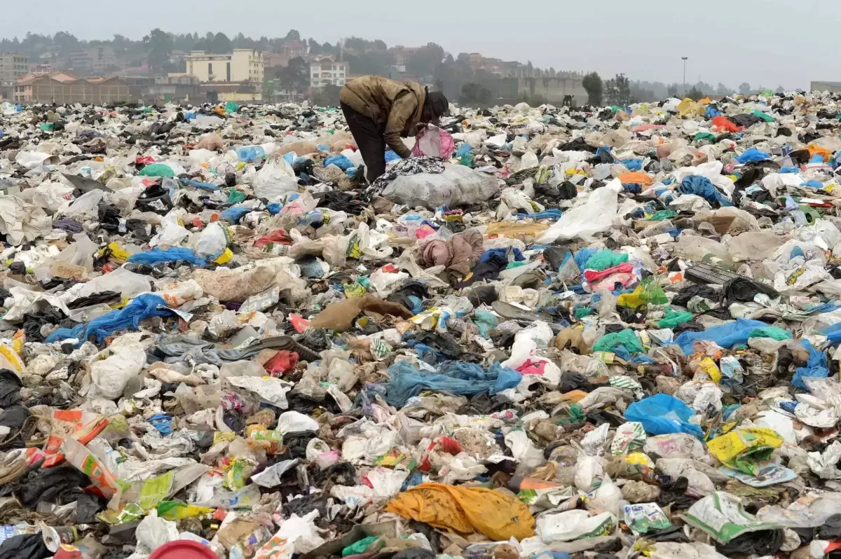 Le succès de l'interdiction des plastiques au Kenya devient toxique : la pollution et la crise sanitaire menacent.