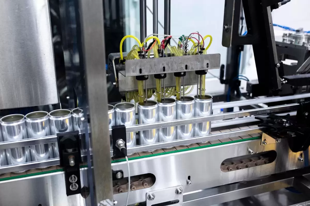 A atualização da Ardagh Metal Packaging destaca crescimento e pressão nas latas de bebidas.