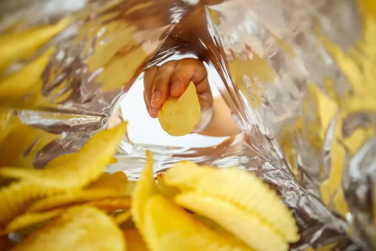 Calbee rend les sachets de chips monochromes alors que les perturbations de la chaîne d'approvisionnement affectent l'emballage.
