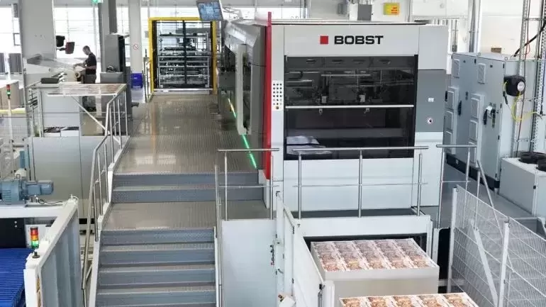Leopold opera o cortador de vinco BOBST Dual Stream para embalagens de grande formato.