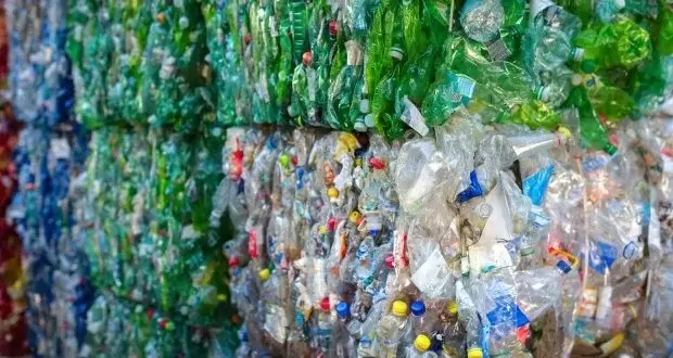 Receita do Imposto sobre Embalagens Plásticas no Reino Unido Cai para £250 Milhões à Medida que a Parcela Tributável Diminui