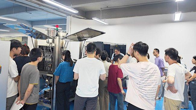 Comment les partenaires pharmaceutiques du Fortune-500 améliorent-ils leur efficacité grâce à la formation avancée sur les machines de Rich Packing ?