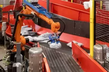 BEUMER automatiza la selección y singulación de paquetes con un 99.9% de automatización.