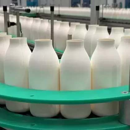 A Pulpex inaugura a primeira fábrica comercial de produção de garrafas de fibra na Escócia.