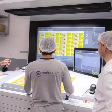 Sade Ofset integra o HEIDELBERG Prinect para automatizar a produção de embalagens e etiquetas.
