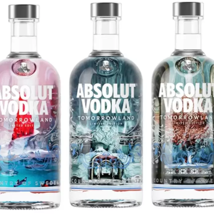 Absolut Vodka lance des bouteilles Tomorrowland à effet givré lumineux avec un aperçu de la scène 2025.