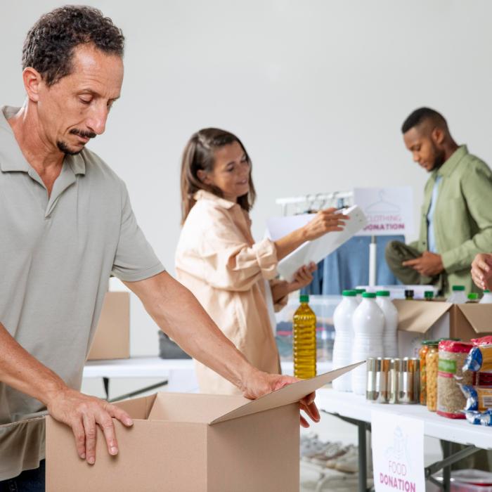 Iglesia Local Organiza Fiesta de Empaque de ‘Operación Niño de Navidad’ para Ayudar a Niños Necesitados