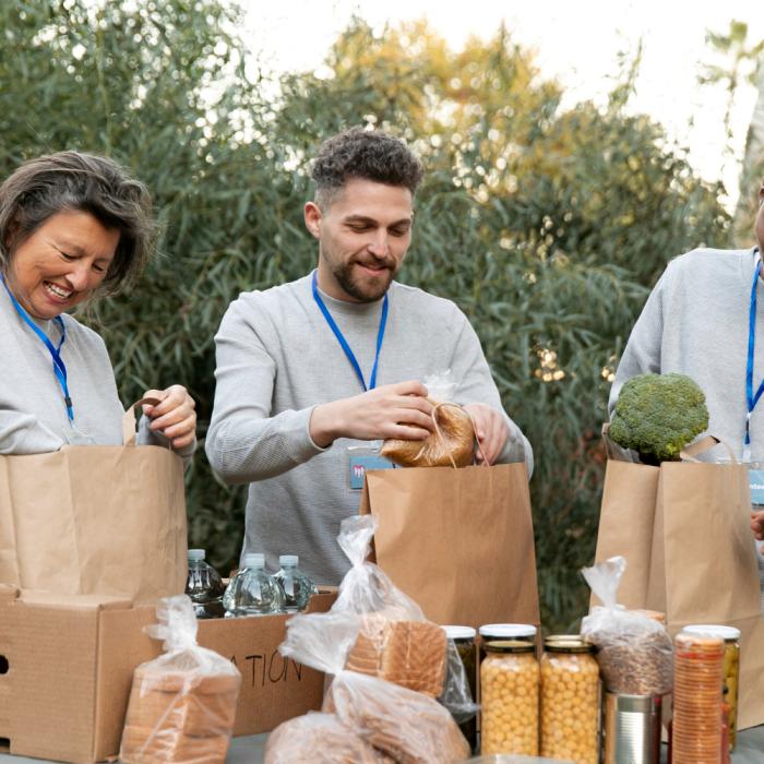 Evento comunitario de empaquetado de alimentos apoya a niños con inseguridad alimentaria en Colorado