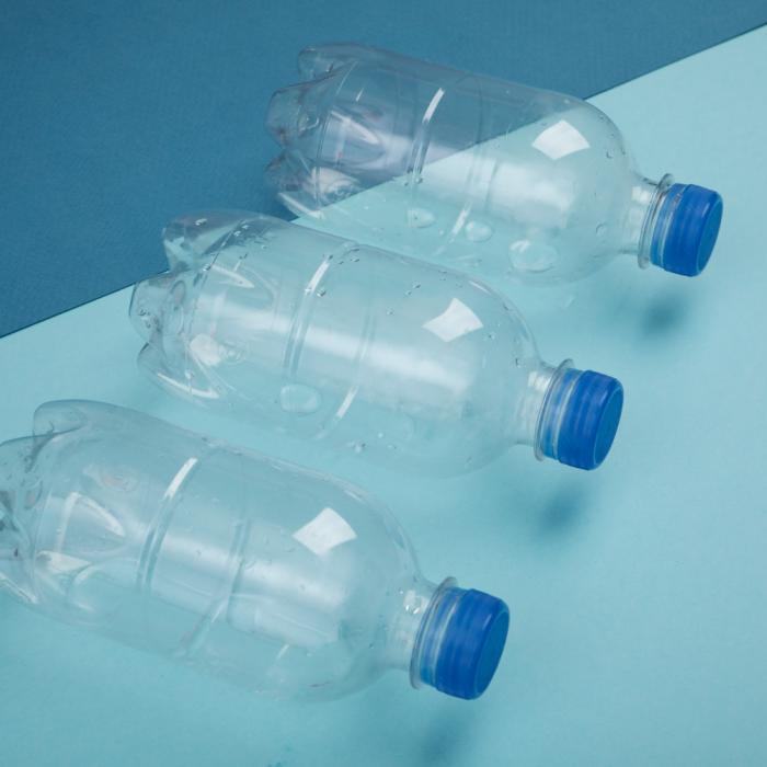 Sostenibilidad e innovación en envases impulsan el crecimiento del mercado de botellas de plástico a una tasa compuesta anual del 4.47% hasta 2035.