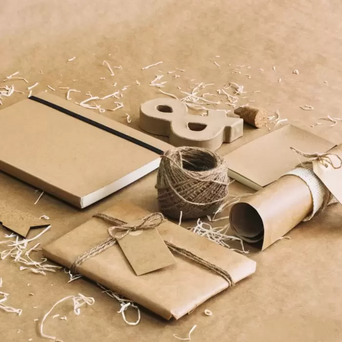 A Mondi utiliza impressão digital branca para valorizar embalagens recicláveis de papel kraft castanho.