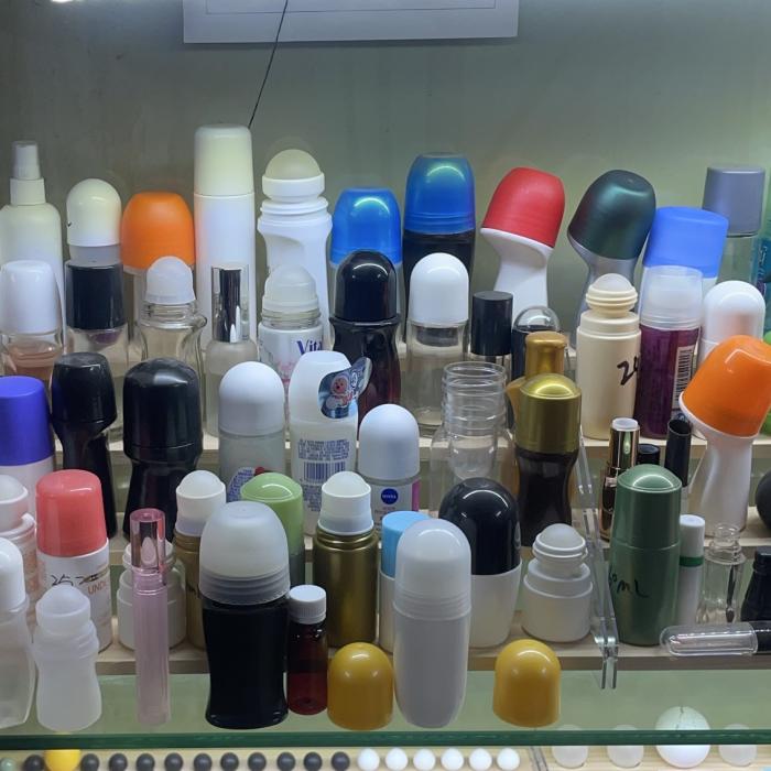 Transformando el empaque de botella Roll-On con bolas de plástico huecas: liviano, sostenible e innovador.
