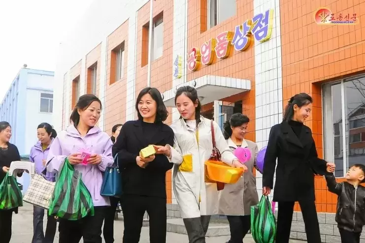 A Coreia do Norte recorre à China para desenvolver capacidade doméstica de impressão e embalagem.