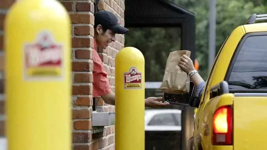 Wendy’s ramène son emballage jaune emblématique de 1969.